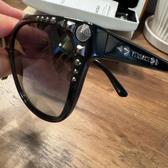 ❌SOLD❌VERSACE 4270GB1/T5 Studded Cat Eye Sunglasses Black Frame Gradient Grey - Picture 6 of 11